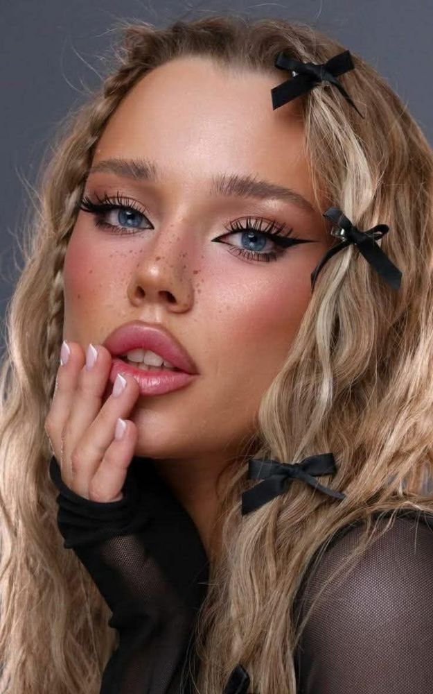 Coquette look with winged liner and black bows